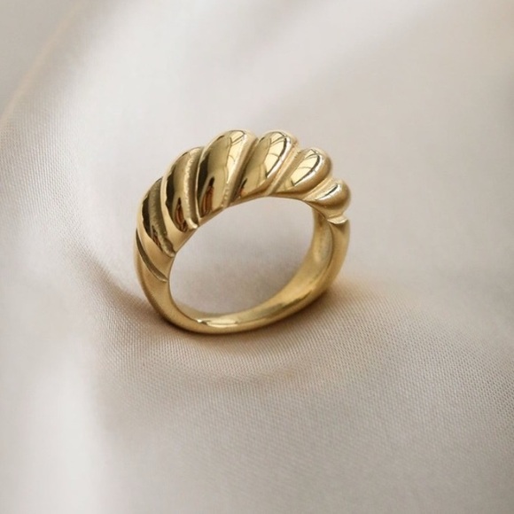 Croissant Twisted Rope Ring – 18K Gold Plated Stainless Steel - Picture 2 of 6